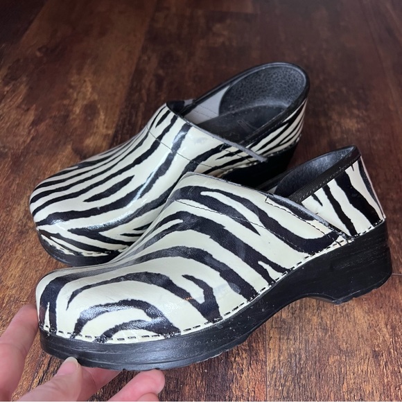SOLD Dansko professional zebra print clog size 38 or 8 - Picture 2 of 5